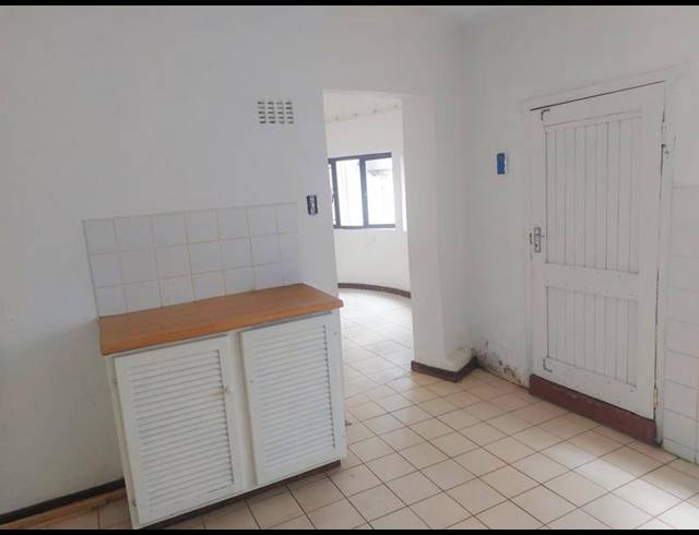 1 BEDROOM PROPERTY TO RENT IN LAWRENCE ROCKS